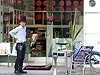 メガネ店跡に23時までの美容室−店長は「いつも」シルクハット